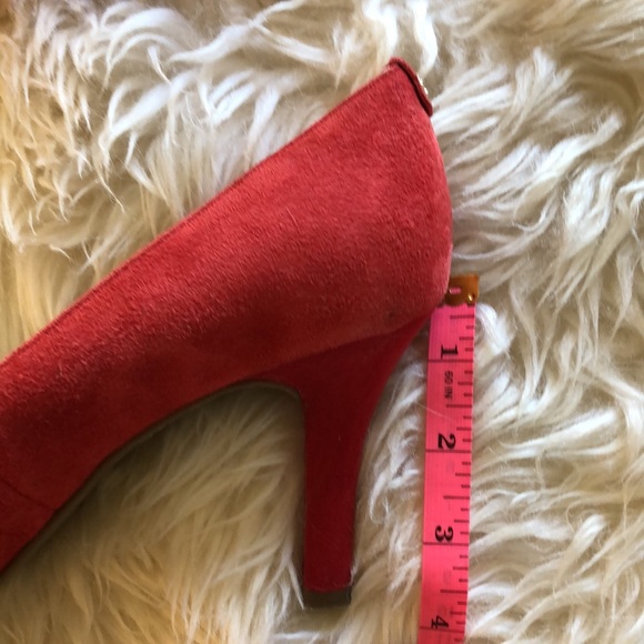 Anne Klein Suede Red Pumps EUC Leather Size 8 1/2 closed pointed toe design - Picture 4 of 10